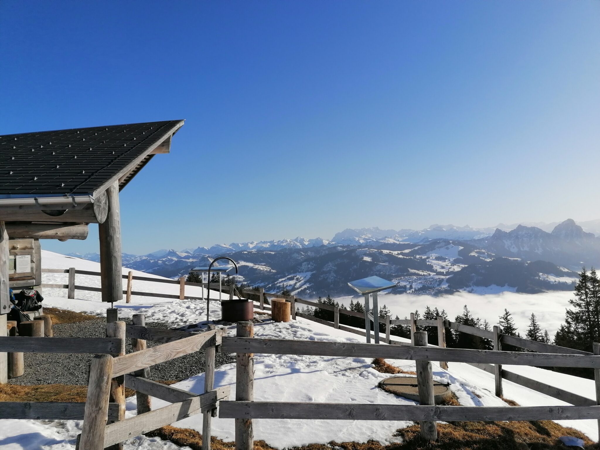 Gestartet wird in Rufiberg in Richtung Gnipen. Wundervolle Aussicht auf den Zugersee und Flowtrails pur bis zum imposanten Gipfelkreuz Gnipen. Abstecher zum Wildspitz lohnt sich! Weiter im Flow zur herzigen Alpwirtschaft Halsegg. Lässige Downhill-Strecke retour zum Ausgangspunkt.