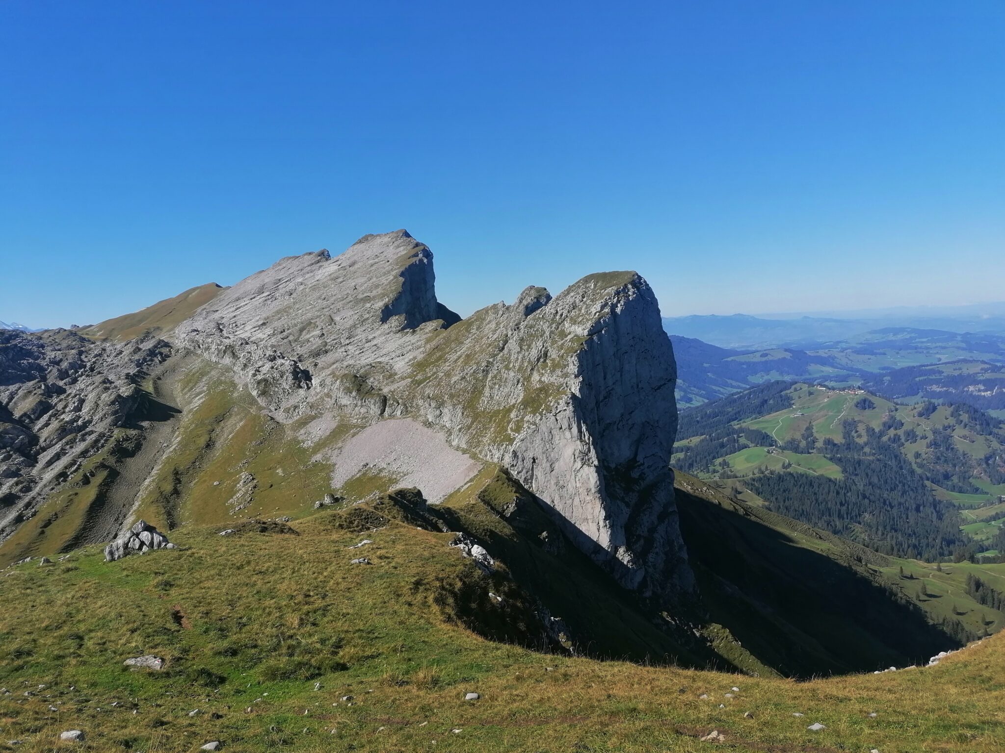 Steiler Wald-Aufstieg bis zur karstigen Schratten-Landschaft. Hinauf zum Gipfelkreuz des Hengstes mit atemberaubender Aussicht. Abenteuerlicher Höhentrail zum Schybengütsch mit seinen Karstlöchern. Hinunter geht’s zur Chlushütte über idyllische, sumpfige Wiesen und Holzbrücken.