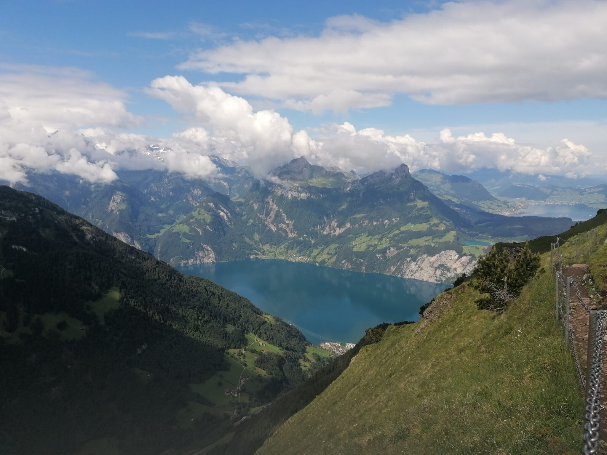 Von Küssnacht via Holderen zur Staffelhöhe und weiter nach First. Falls der Felsenweg offen ist, unbedingt diesen nehmen und weiter auf dem Seeufertrail bis zur Scheidegg rennen. Gigantische Aussicht auf den Vierwaldstättersee & Berge. Weiter folgen imposante Trails mit einem steilen Aufstieg über die Leiter zur Hochflue. Abstieg heikel und steil, mit Seilen versehen. Später wunderschöner & steiler Abstieg bis Gersau.