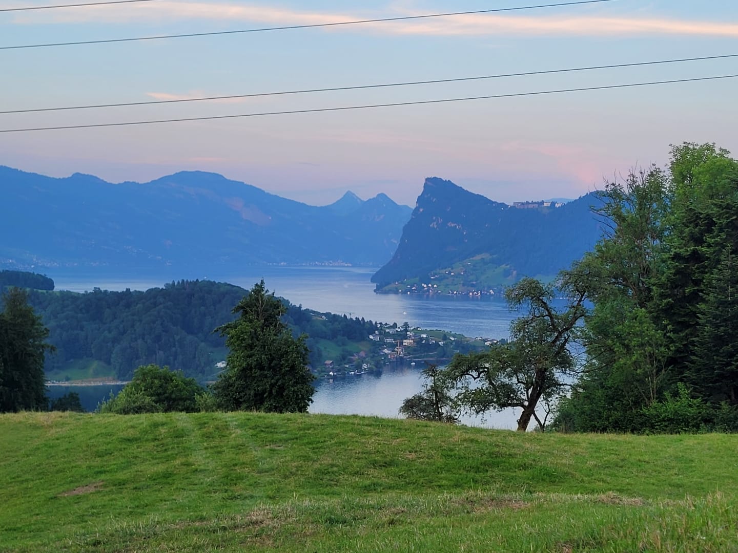 Wunderschöner Aufstieg zur Moorlandschaft Teufmoos. Atemberaubende Aussicht auf den Vierwaldstättersee. Downhill über Traumtrails.