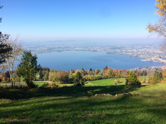 Longrun über den malerischen Blasenberg durch flowige Wiesen- und Waldtrails. In Unterägeri kann als Zusatzschlaufe der Ägerisee umrundet werden. Hinunter gehts über’s spektakuläre Lorzentobel.